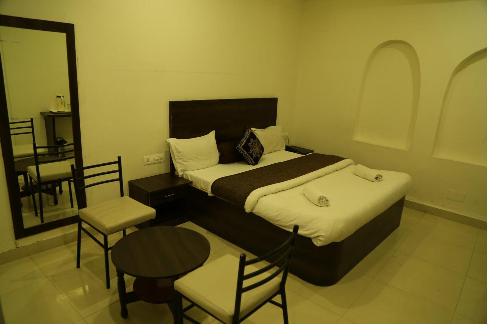 Hotel Krishna Palace Udaipur Bagian luar foto